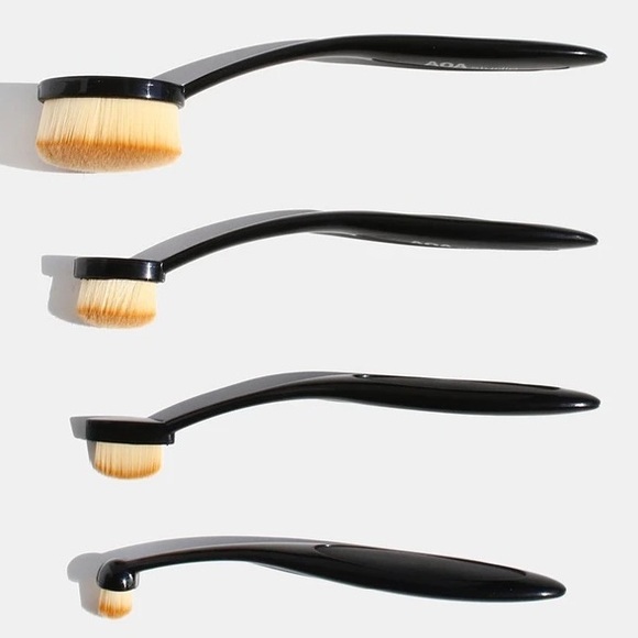 Other - 5 PIECE SET OF OVAL MAKEUP BRUSHES NWOT
